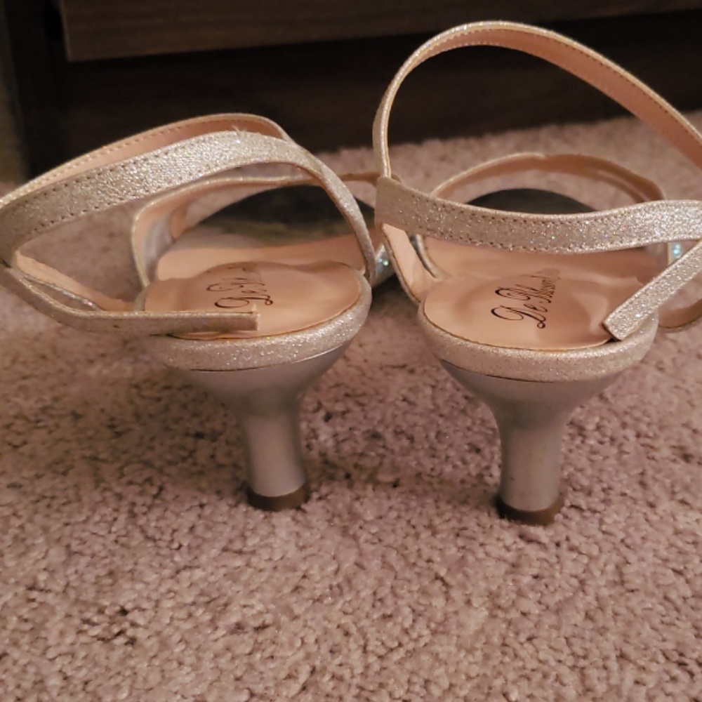 Shoes - Picture 2 of 8